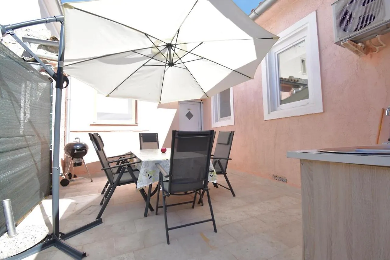 City Centre Apartment With Terrace 2 풀라 0*,  크로아티아