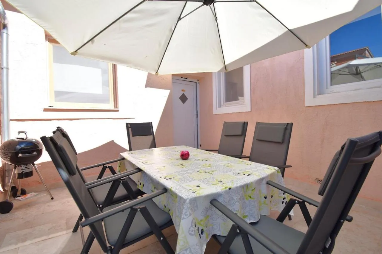 City Centre Apartment With Terrace 2 풀라
