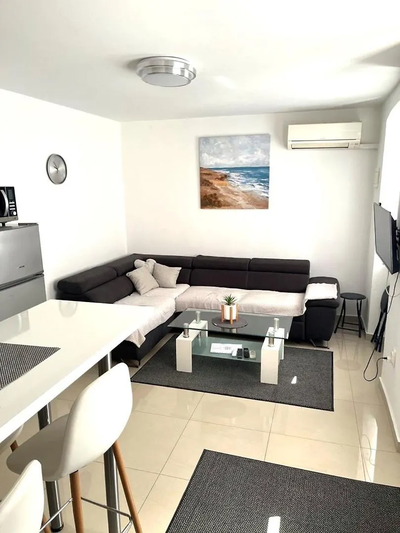 City Centre Apartment With Terrace 2 풀라 0*,  크로아티아